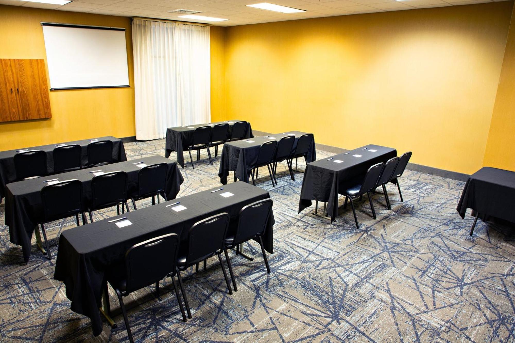 Holiday Inn Express & Suites Harrisburg West Меканіксберґ Екстер'єр фото
