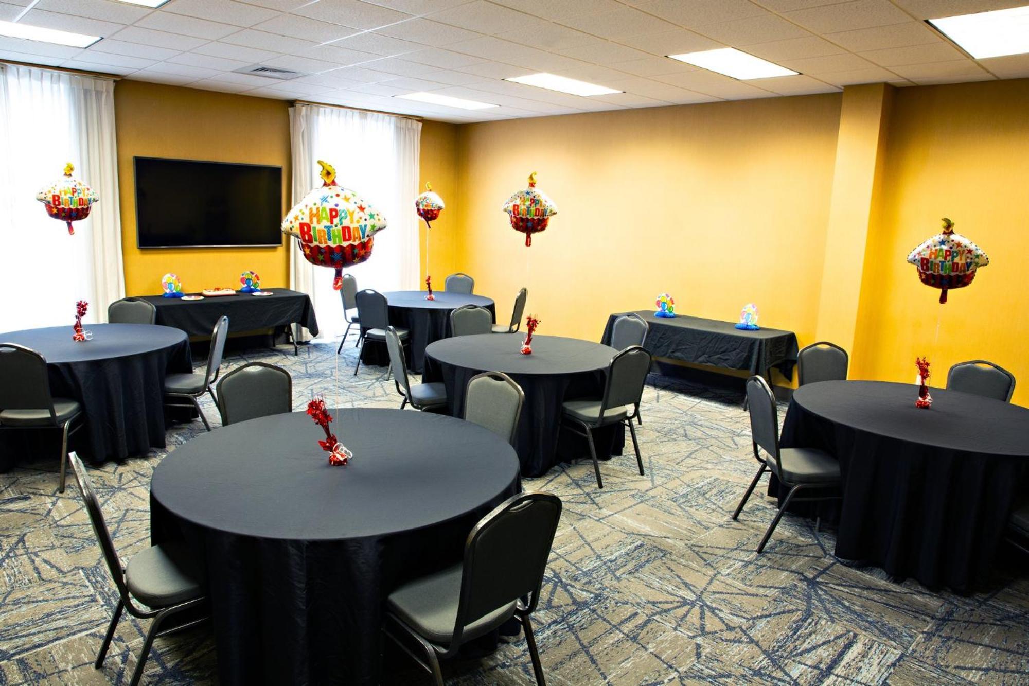 Holiday Inn Express & Suites Harrisburg West Меканіксберґ Екстер'єр фото